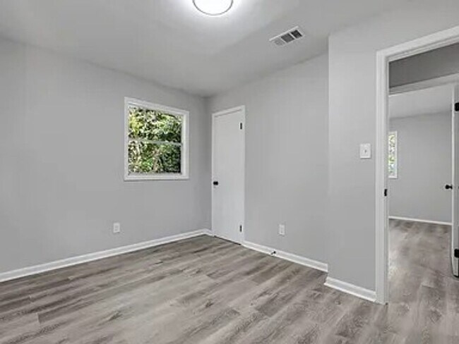 Building Photo - 2204 Berkshire Dr