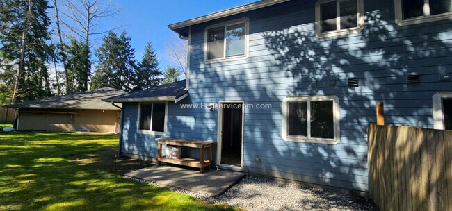 Building Photo - Beautiful duplex apt. on Quiet culdesac