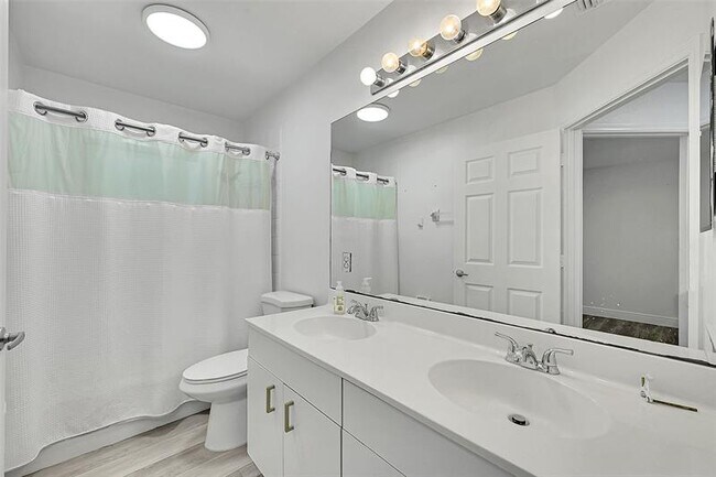 Building Photo - 16417 Sapphire Pl