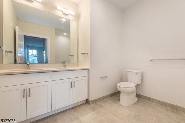 Building Photo - 515 Union Blvd