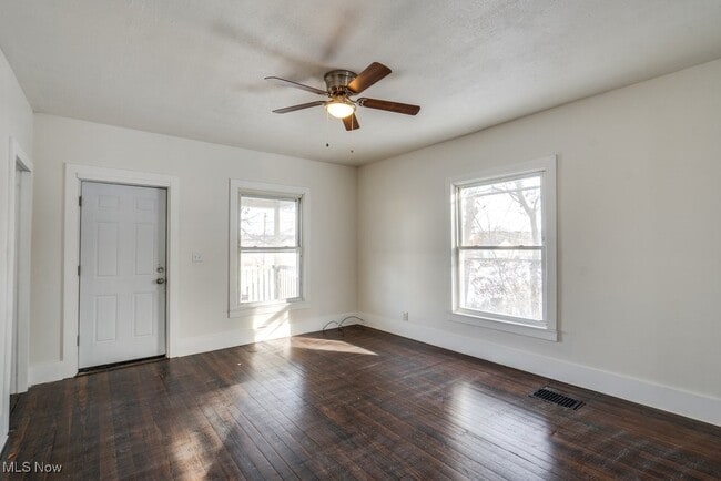 Building Photo - 155 W Walnut St