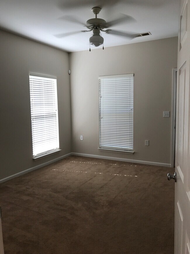 Building Photo - Adorable 1 bedroom 1 bath condo with garag...