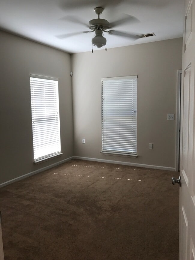 Building Photo - Adorable 1 bedroom 1 bath condo with garage located in Cotwold Park