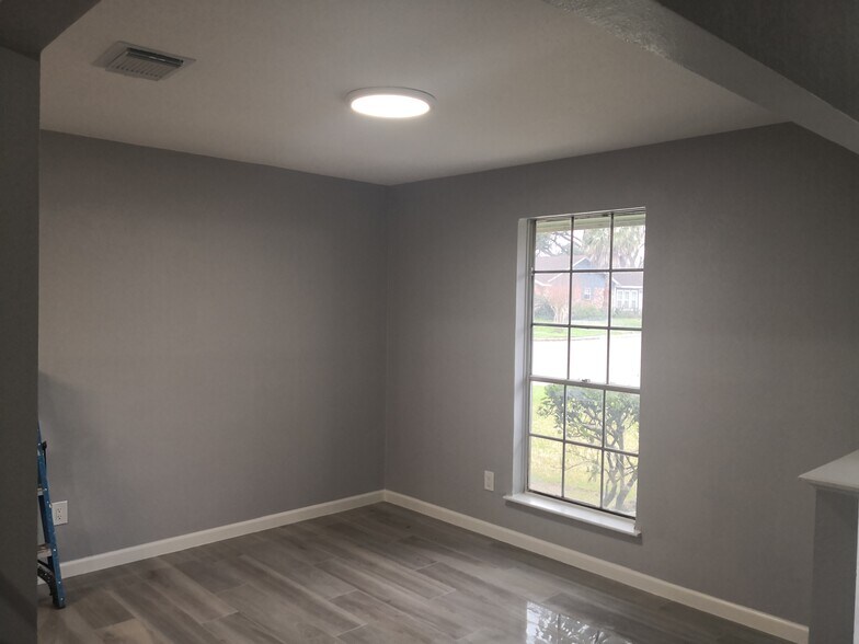 Dining area - 10335 Glenkirk Dr