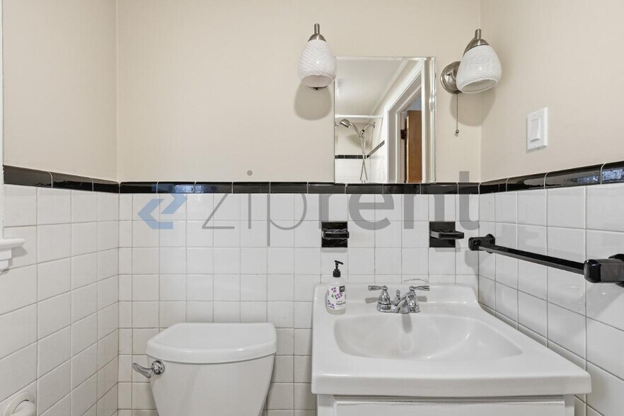 Building Photo - 18 St James St