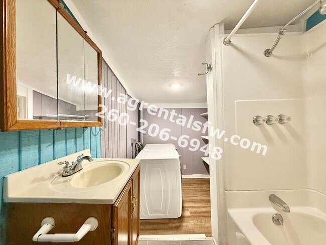 Building Photo - 2122 Olladale Dr