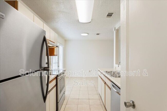 Building Photo - 1015 E Yager Ln