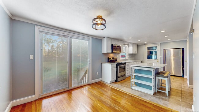 Building Photo - 72 Woodycrest Dr