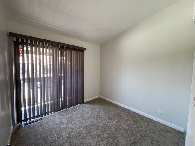 Building Photo - Beautiful Updated 3 Bedroom, 2 1/2 Bath Condo