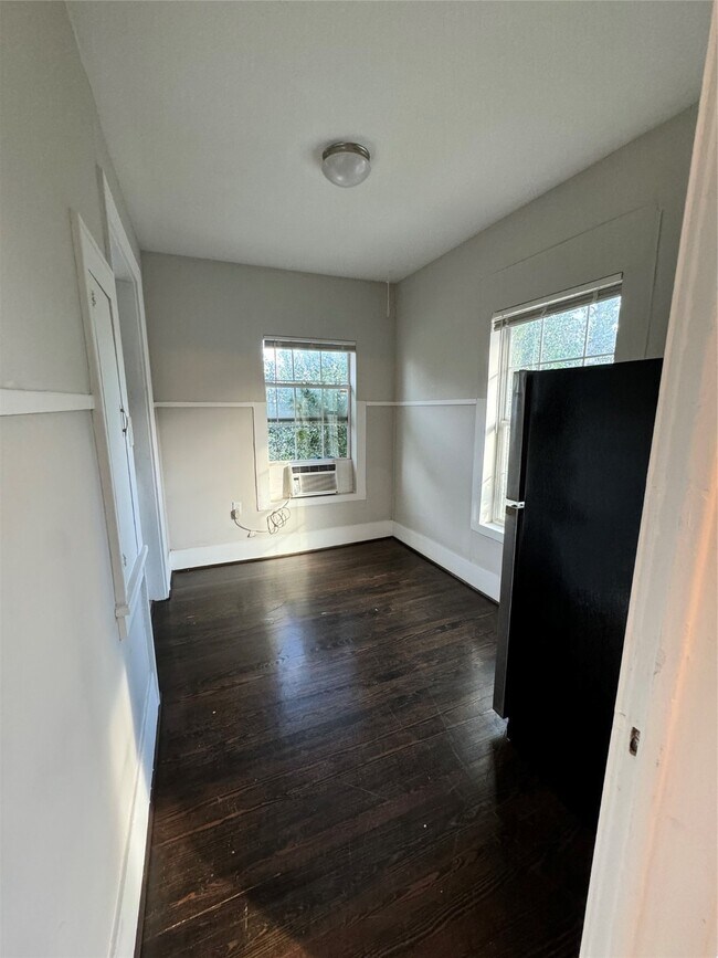 Building Photo - 903 Oakhurst St