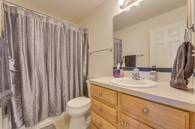 Building Photo - Spacious 3 bed, 2.5 bath Townhome in Ridgewood Hills!