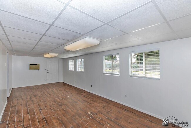 Building Photo - 1281 W 18th St