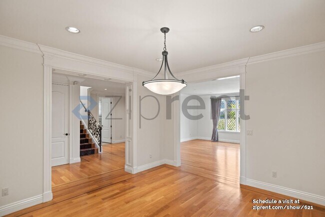 Building Photo - 1320 Drake Ave