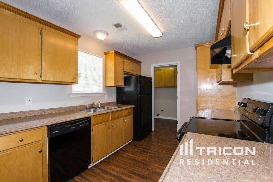 Building Photo - 744 N Shadowbrook Dr