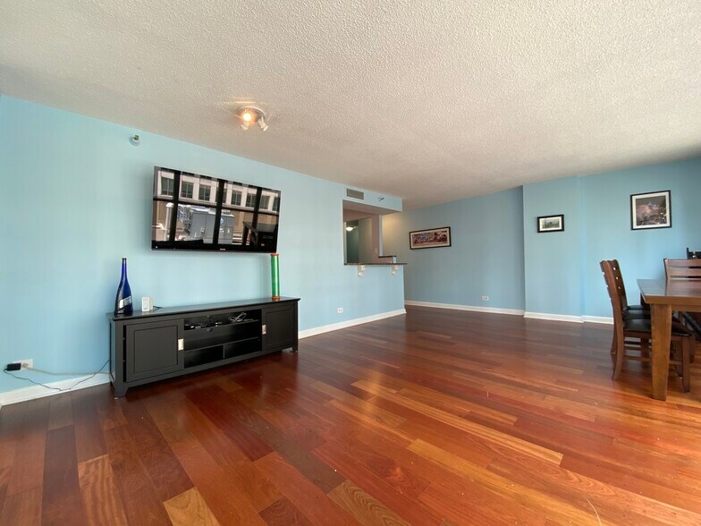 Building Photo - 663 N State St