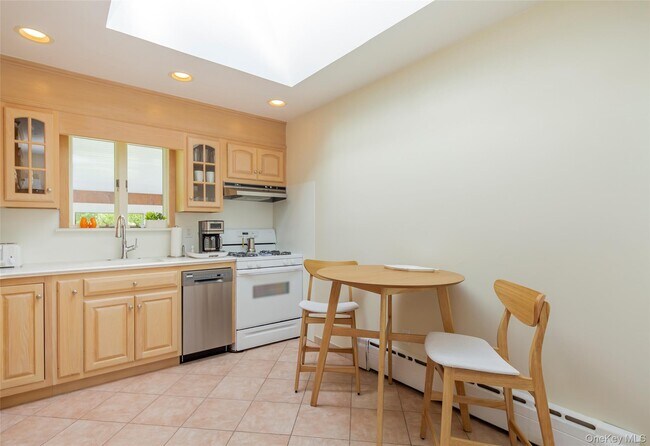 Building Photo - 275 Maier Pl