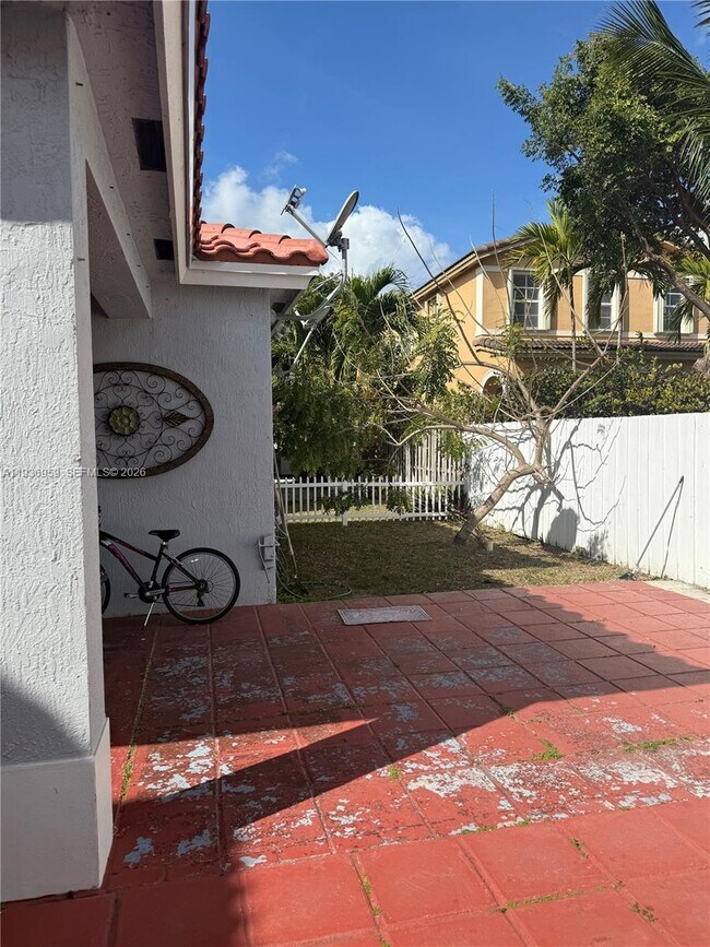 Building Photo - 3951 NE 13th Dr