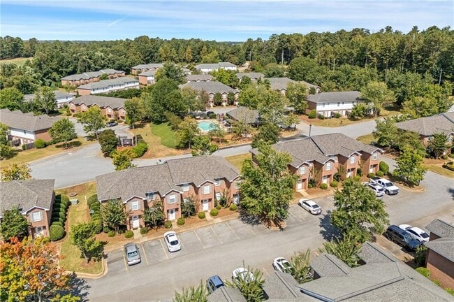 Building Photo - 1477 N Donahue Dr