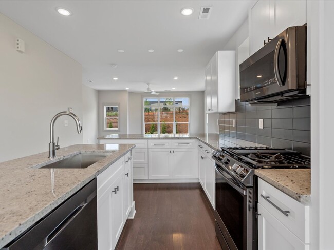 Building Photo - Townhome in West End with Rooftop Terrace ...