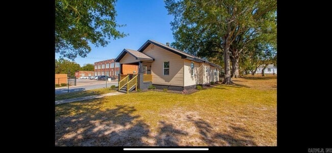 Building Photo - 2501 S Maple St