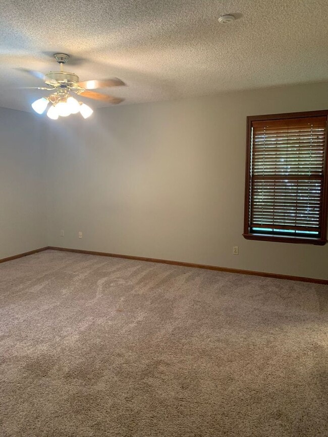 Building Photo - Private 1-Acre Retreat with Pool, Screened...