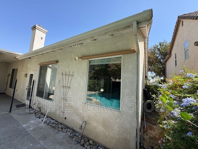 Building Photo - 2511 S Peppertree St