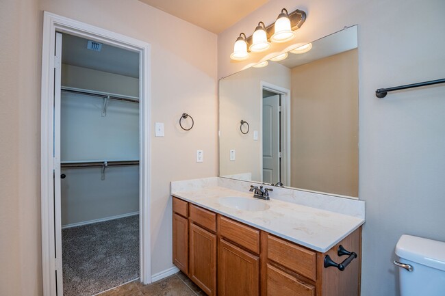 Building Photo - Beautiful 3 Bedroom, 2.5 Bath duplex located in Woodland Estates!