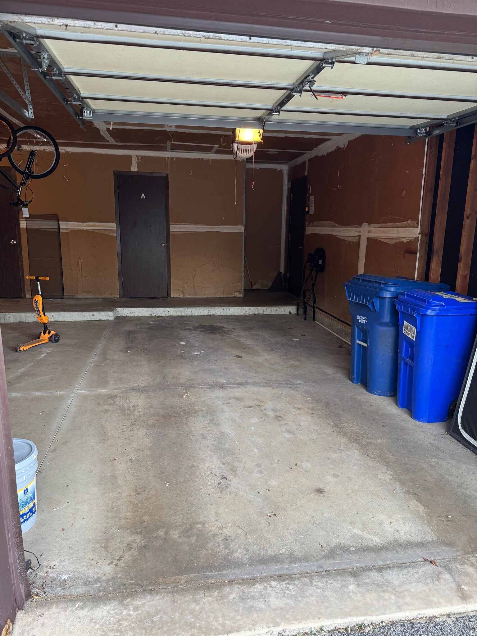 Garage Space - 1601 Thames Ct