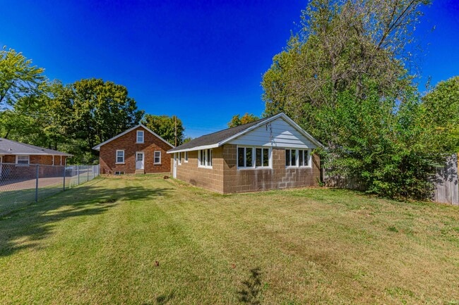 Building Photo - 808 S Cullen Ave