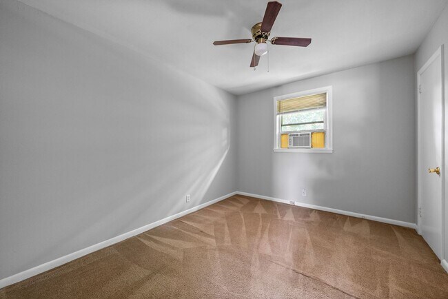 Building Photo - 454 Circle Dr