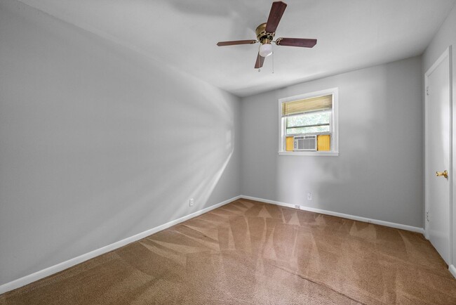 Building Photo - Circle Drive-454