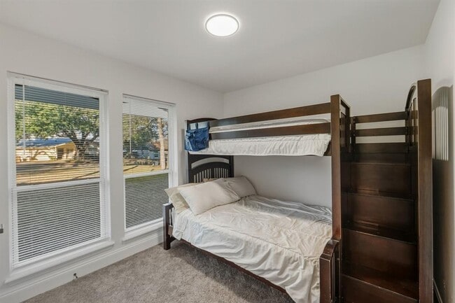 Building Photo - 2107 Lewood Cir