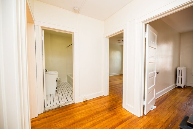 Building Photo - 2026/2027 JHU off-campus Renovated Charles Village 5bd/2ba w/ W/D & CAC Available 6/9/26