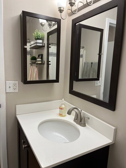 Bathroom - 1636 N Wells St