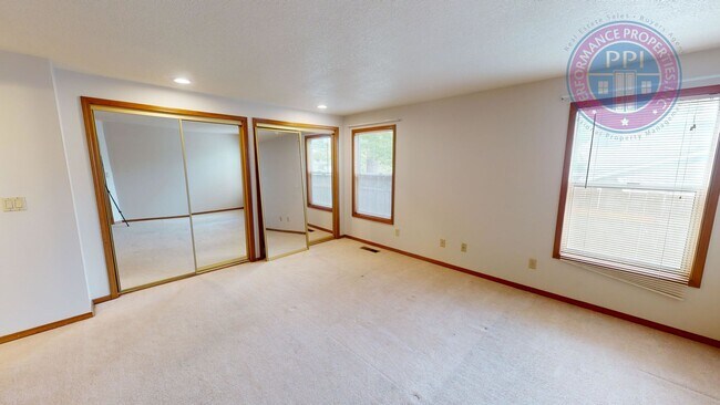 Building Photo - Single Level Ranch, Central Air, Large Yar...
