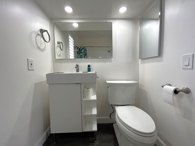 Building Photo - OAK CREEK DR UNIT D ONTARIO 91761  (2 BED / 2 BATH)