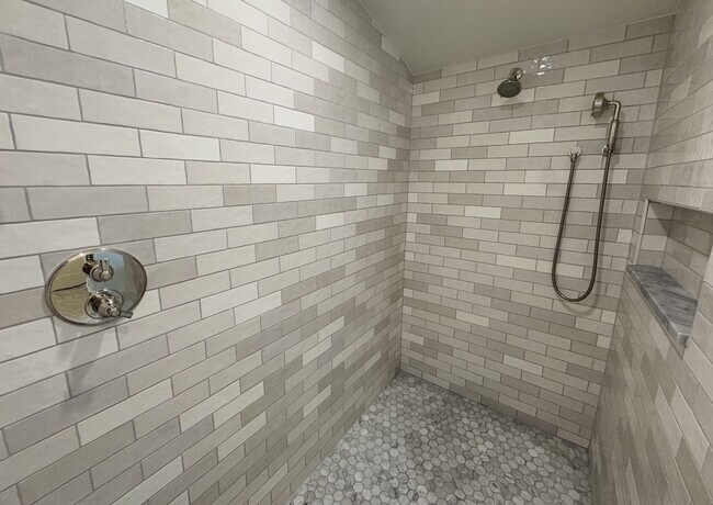 Building Photo - 2256 W Viewmont Wy W