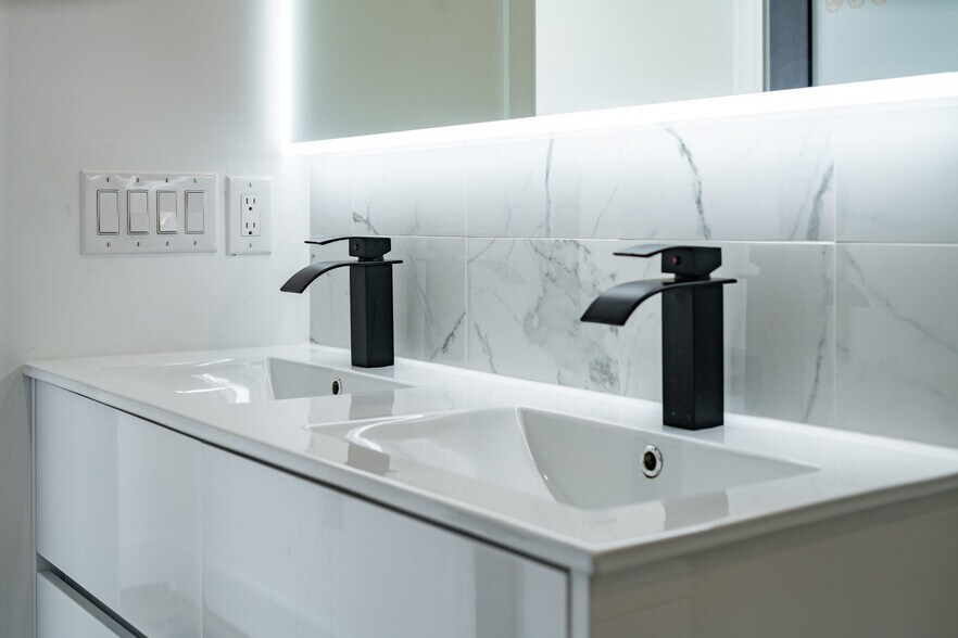 Building Photo - 930 N 2nd St