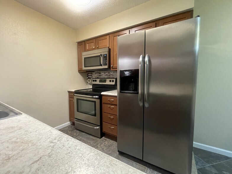 Building Photo - 2560 Lisa Dr