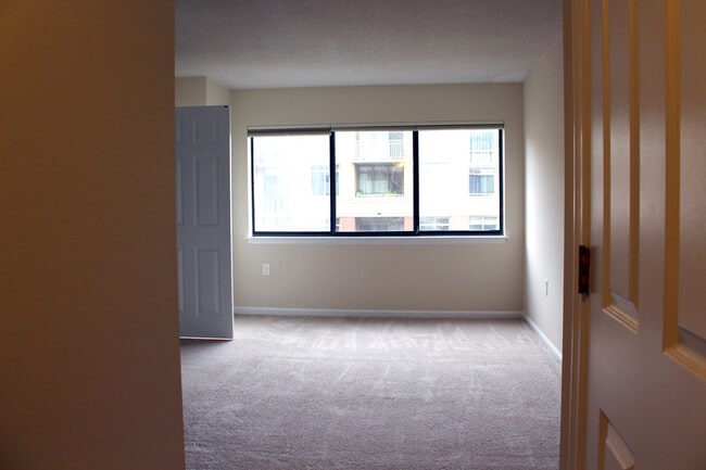 Building Photo - 1301 N Courthouse Rd