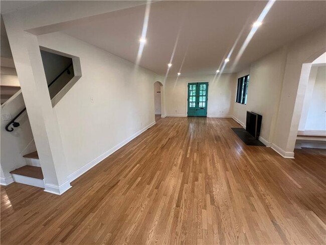 Building Photo - 127 Westland Dr