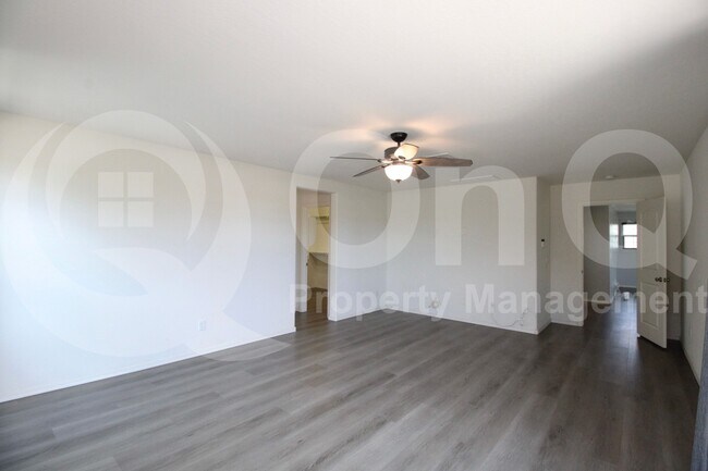 Building Photo - 16401 W Latham St