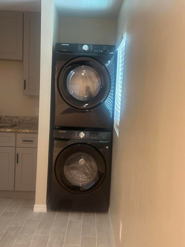 Building Photo - 704 N 18th St