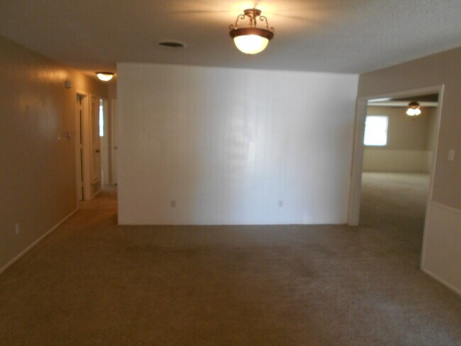 Building Photo - Large West Lubbock Home