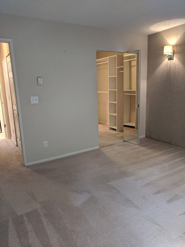 Building Photo - Mercer Island 2 bedroom Condo