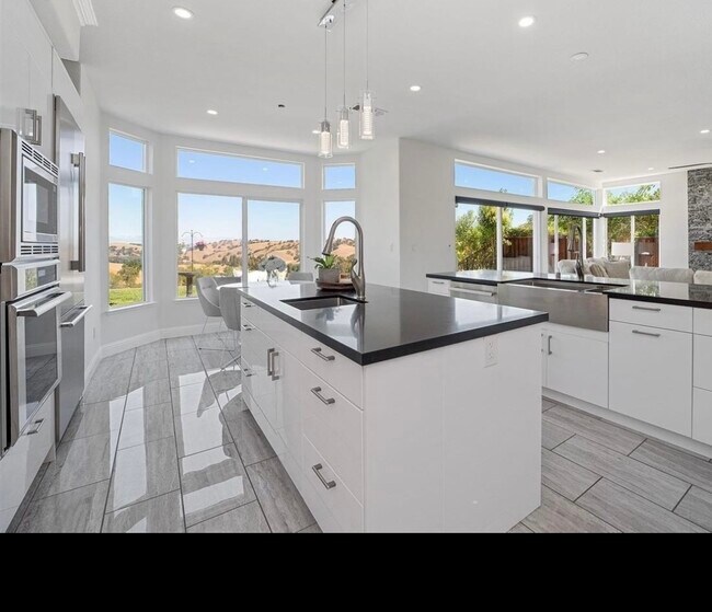 Building Photo - 1274 Sunrise Ridge Dr