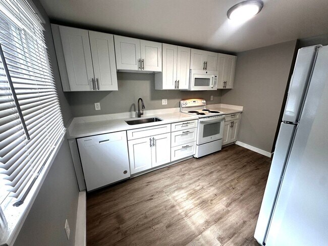 Building Photo - 9 Emerald Dr