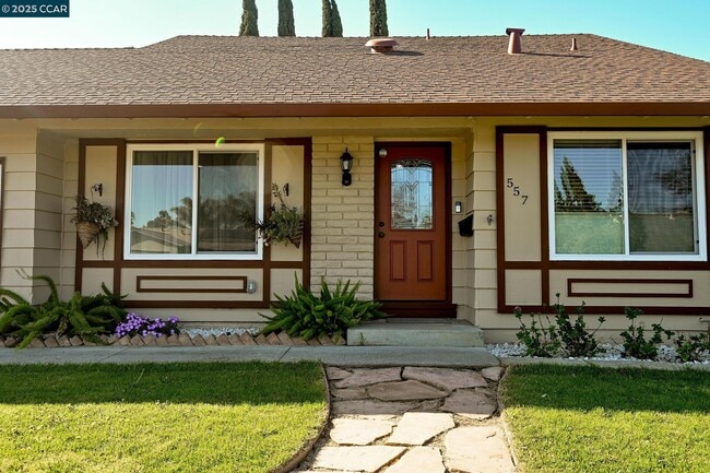 Building Photo - 557 Alameda Dr