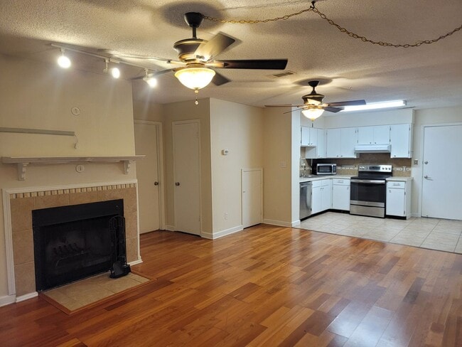 Building Photo - Great location in NE Pensacola!