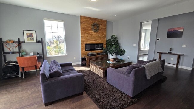 Building Photo - Modern 4 Bedroom 5 Bath Townhome - With Lots of Natural Light and Great Views!